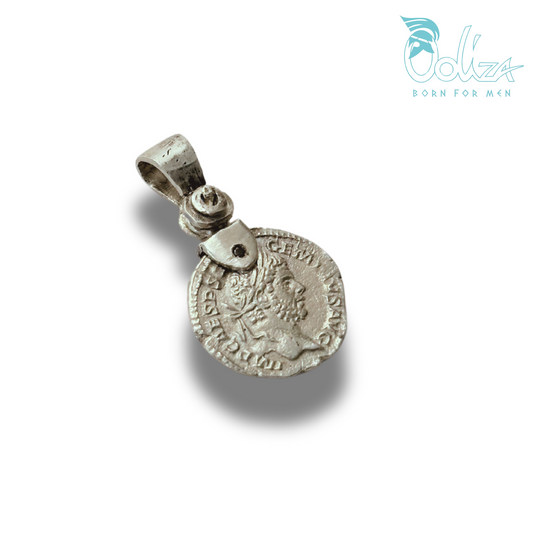 Pendente e Diamanti Neri con Medaglia Ω